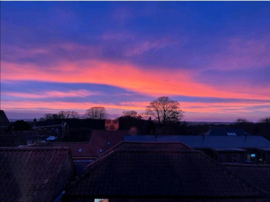 Sunset View, 2 Bedrooms In The Heart Of Holt With Parking Exterior foto
